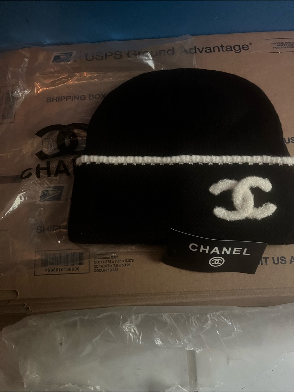 CHANEL Black and White Knit Beanie with CC Emblem - Picture 3 of 3